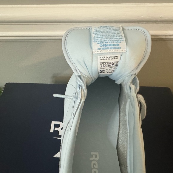 Size 9 NWT REEBOK SNEAKER Ice Blue and Bubblegum Sole - Picture 10 of 11